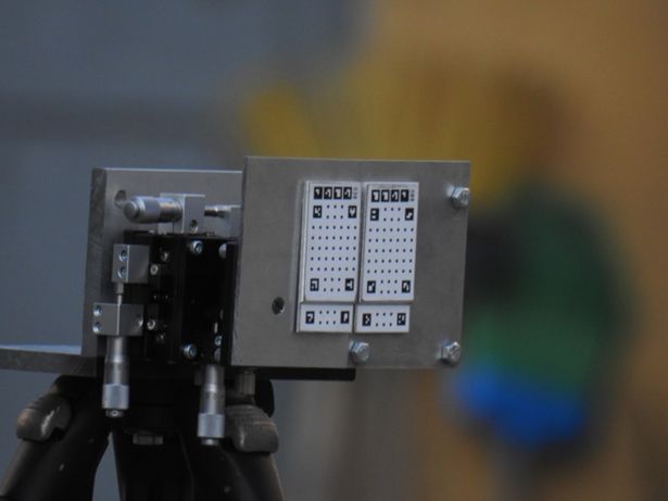 Трех-осевой микрометр с установленным на нем марками фотощелемера